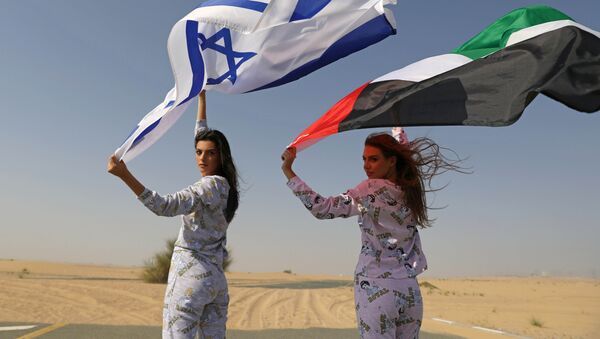 Модели из Израиля и ОАЭ с флагами стран во время фотосессии для модного бренда FIX's Princess Collection в Дубае  - Sputnik Таджикистан
