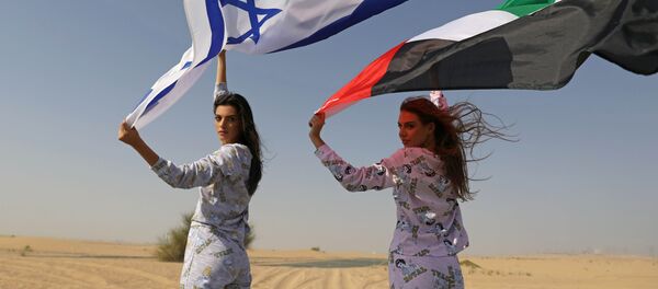 Модели из Израиля и ОАЭ с флагами стран во время фотосессии для модного бренда FIX's Princess Collection в Дубае Модели из Израиля и ОАЭ с флагами стран во время фотосессии для модного бренда FIX's Princess Collection в Дубае - Sputnik Таджикистан