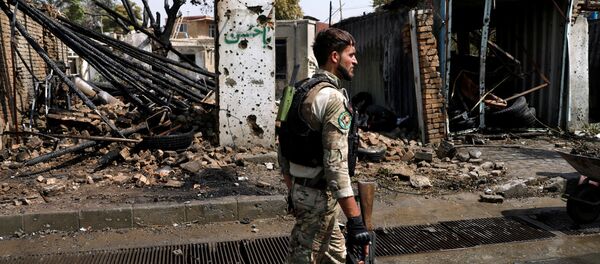 Военнослужащий Афганистана на месте взрыва в Кабуле Военнослужащий Афганистана на месте взрыва в Кабуле - Sputnik Таджикистан