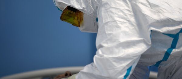 Врач у постели пациента во время обхода в госпитале - Sputnik Тоҷикистон