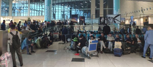 Пассажиры в аэропорту Домодедово - Sputnik Тоҷикистон