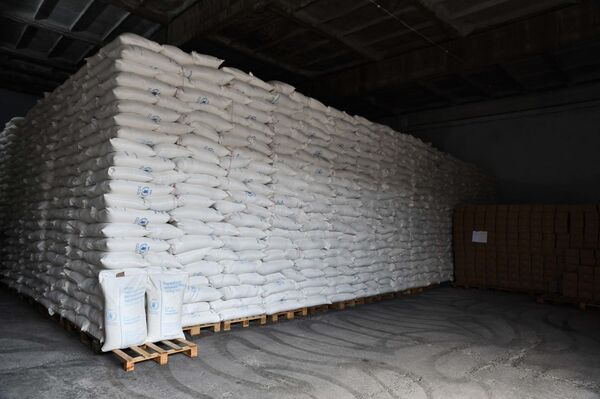 Русия ба мактаббачагони Тоҷикистон 2 ҳазор тонна орди витаминдор дод: боз медиҳад Русия ба мактаббачагони Тоҷикистон 2 ҳазор тонна орди витаминдор дод: боз медиҳад - Sputnik Тоҷикистон