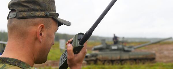 Военнослужащий во время учений танковой армии - Sputnik Таджикистан