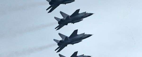 Истребители-перехватчики МиГ-31К с гиперзвуковыми ракетами Кинжал - Sputnik Таджикистан