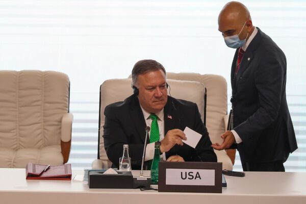 Госсекретарь США Майк Помпео во время переговоров между правительством Афганистана и движением Талибан (запрещено в РФ) в Катаре - Sputnik Таджикистан