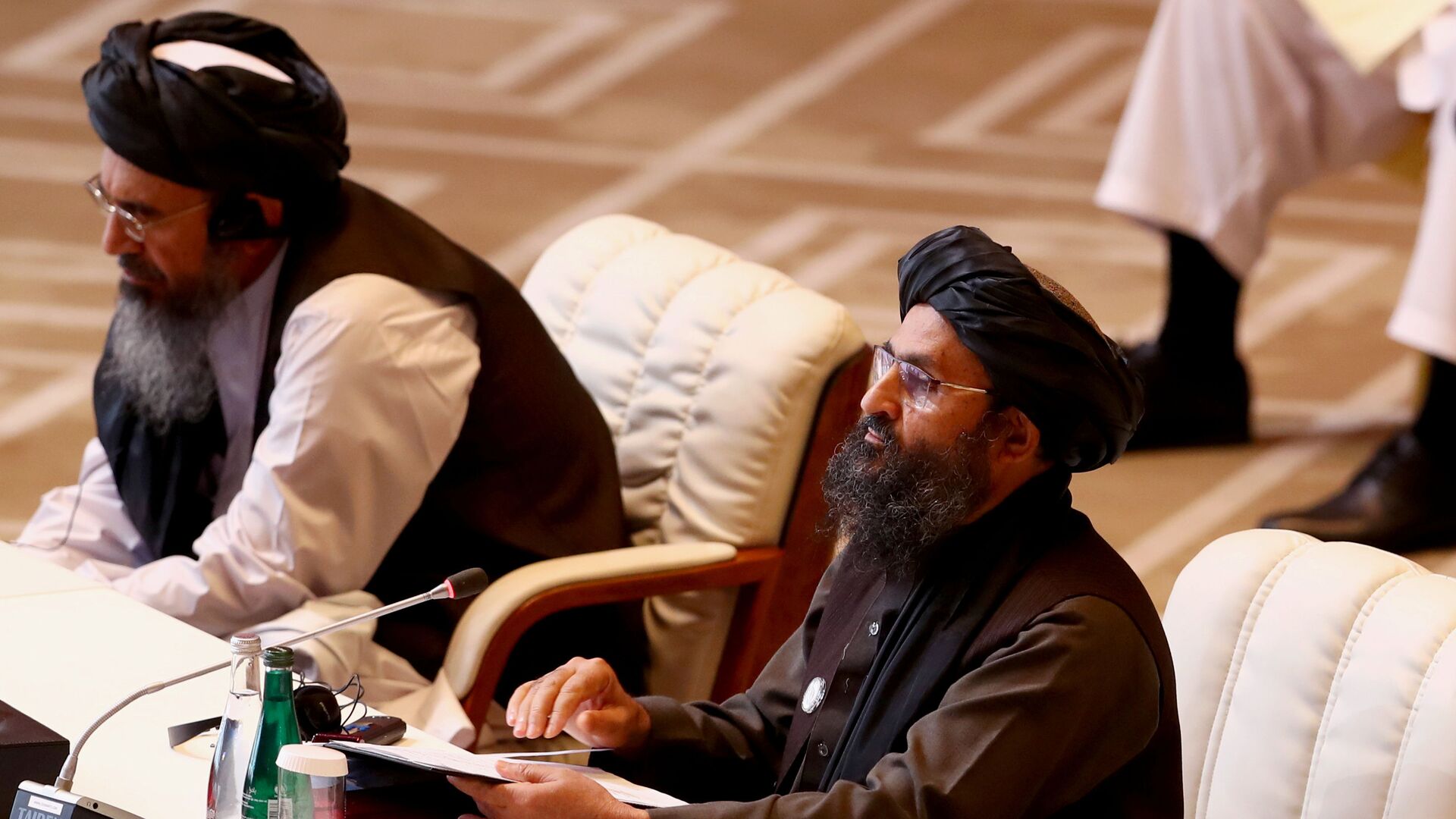 Лидер движения Талибан (запрещено в РФ)  во время переговоров с правительством Афганистана в Катаре - Sputnik Таджикистан, 1920, 11.05.2021