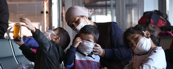 Мигранты в аэропорту Толмачево в Новосибирске  - Sputnik Тоҷикистон