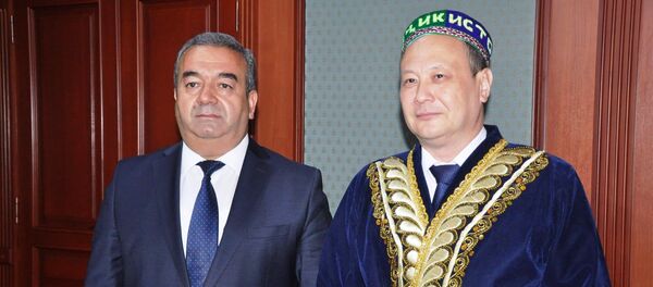 Қурбон Ҳакимзода, раиси вилояти Хатлон бо Аскар Тоҷибоев, сафири Қазоқистон дар Тоҷикистон - Sputnik Тоҷикистон