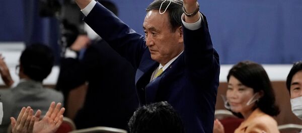 Генеральный секретарь Кабинета министров Японии Есихидэ Суга после выборов  - Sputnik Таджикистан