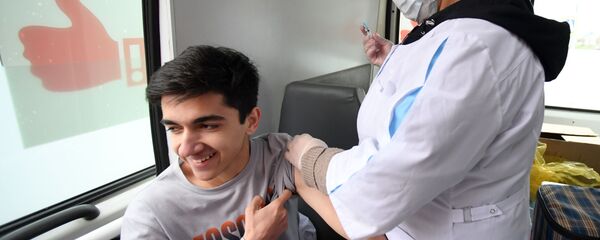 Работа мобильных пунктов вакцинации в Казани - Sputnik Таджикистан