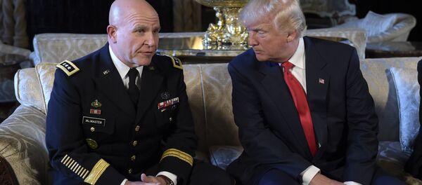 Президент Дональд Трамп и генерал-лейтенант армии Герберт Макмастер (слева) Президент Дональд Трамп и генерал-лейтенант армии Герберт Макмастер (слева) - Sputnik Таджикистан