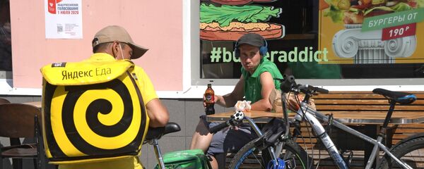 Курьеры службы доставки Delivery Club и Яндекс Еда Курьеры службы доставки Delivery Club и Яндекс Еда - Sputnik Таджикистан