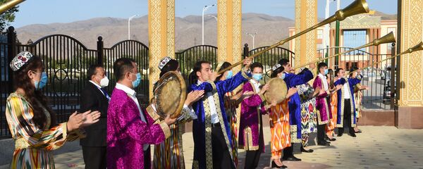 Встреча гостей возле дворца культуры в Согде - Sputnik Тоҷикистон