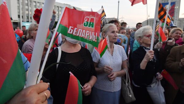 Участники акции в поддержку действующей власти в Минске - Sputnik Таджикистан