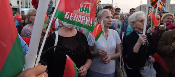 Участники акции в поддержку действующей власти в Минске - Sputnik Таджикистан