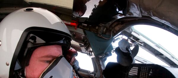 Российский СУ-35 эффектно отогнал истребитель НАТО от ТУ-160 - Sputnik Таджикистан