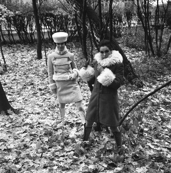 Демонстрация моделей верхней женской одежды сезона осень-зима 1968 года - Sputnik Таджикистан