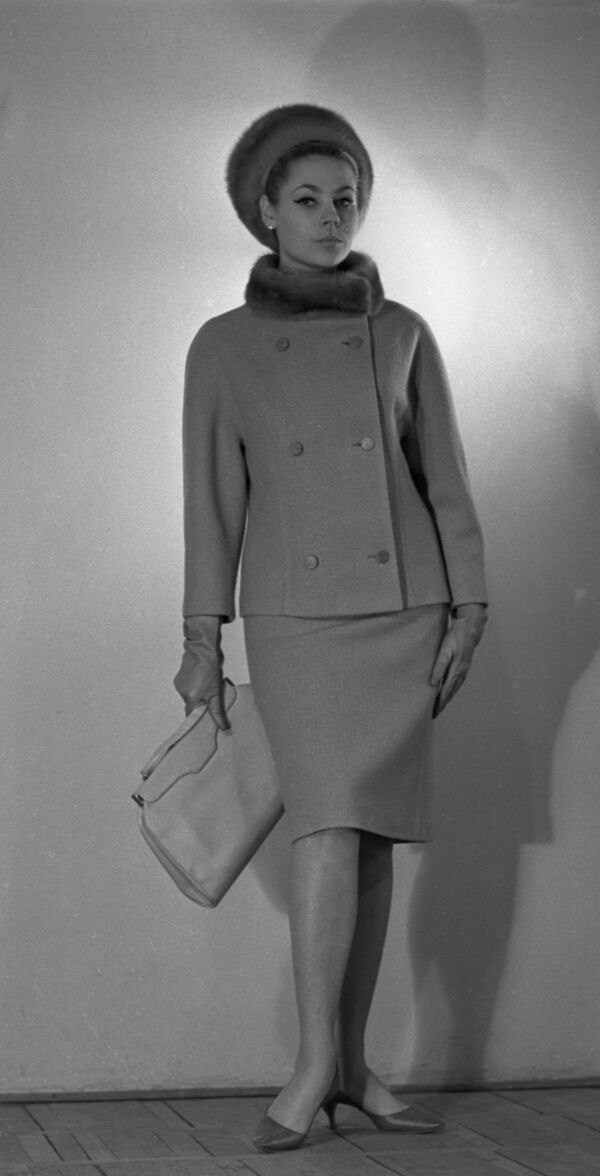Манекенщица Общесоюзного дома моделей в пальто из коллекции осень-зима 1965 года - Sputnik Таджикистан