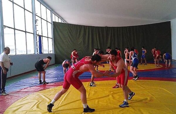 Тренер таджикских борцов Олимов: хочу видеть в учениках то, чего сам не добился - Sputnik Таджикистан