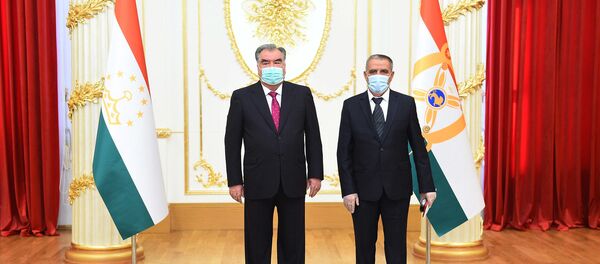 Эмомалӣ Раҳмон, раисиҷумҳури Тоҷикистон ва профессор Лутфулло Солиев Эмомалӣ Раҳмон, раисиҷумҳури Тоҷикистон ва профессор Лутфулло Солиев - Sputnik Тоҷикистон