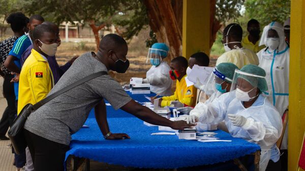 Медицинский работник проводит тестирования на коронавирус COVID-19 в Африке - Sputnik Таджикистан