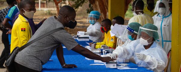 Медицинский работник проводит тестирование на коронавирус COVID-19 в Африке Медицинский работник проводит тестирование на коронавирус COVID-19 в Африке - Sputnik Таджикистан
