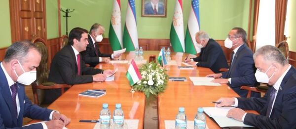 Мулоқоти Рустами Эмомалӣ, раиси Маҷлиси миллӣ бо Улуғбек Иноятов, муовини раиси Палатаи қонунгузории Олий Маҷлиси Ӯзбекистон - Sputnik Тоҷикистон