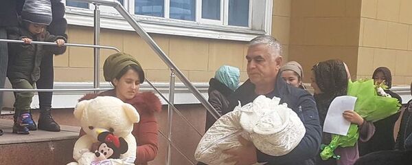 Ёкуб Салимов бо фарзандони навзодаш - Sputnik Таджикистан
