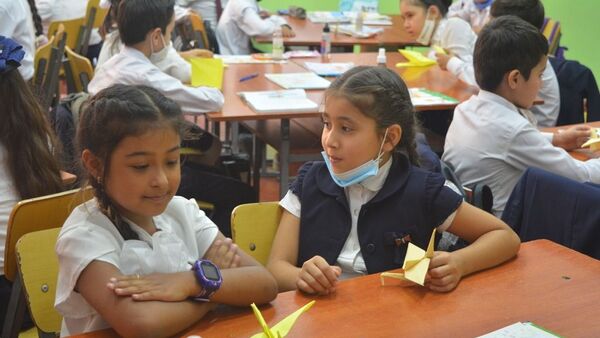 Открытый урок к Международному дню мира прошёл в школе № 8 г. Душанбе - Sputnik Таджикистан