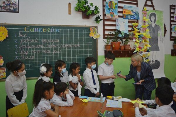 Тысячи японских журавликов: школьники Душанбе отметили День мира - Sputnik Таджикистан