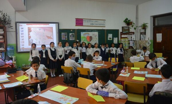 Тысячи японских журавликов: школьники Душанбе отметили День мира - Sputnik Таджикистан