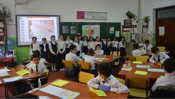 Открытый урок к Международному дню мира прошёл в школе № 8 г. Душанбе - Sputnik Тоҷикистон
