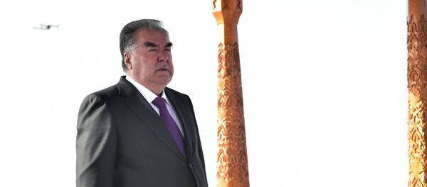 Президент Таджикистана Эмомали Рахмон на открытии новых культурных объектов в Хатлонской области Президент Таджикистана Эмомали Рахмон на открытии новых культурных объектов в Хатлонской области - Sputnik Тоҷикистон