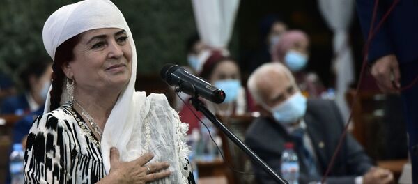 Жительница Кулябя , заслуженная труженица Саъбагул Валиева на встрече с президентом - Sputnik Тоҷикистон