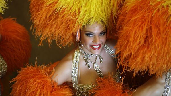 Танцовщица Moulin Rouge перед карнавалом в Рио-де-Жанейро, Бразилия - Sputnik Таджикистан