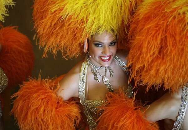 Танцовщица Moulin Rouge перед карнавалом в Рио-де-Жанейро, Бразилия - Sputnik Таджикистан
