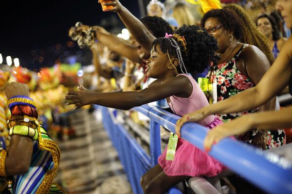 Девочка приветствует участников карнавала в Рио-де-Жанейро, 2015 год - Sputnik Таджикистан
