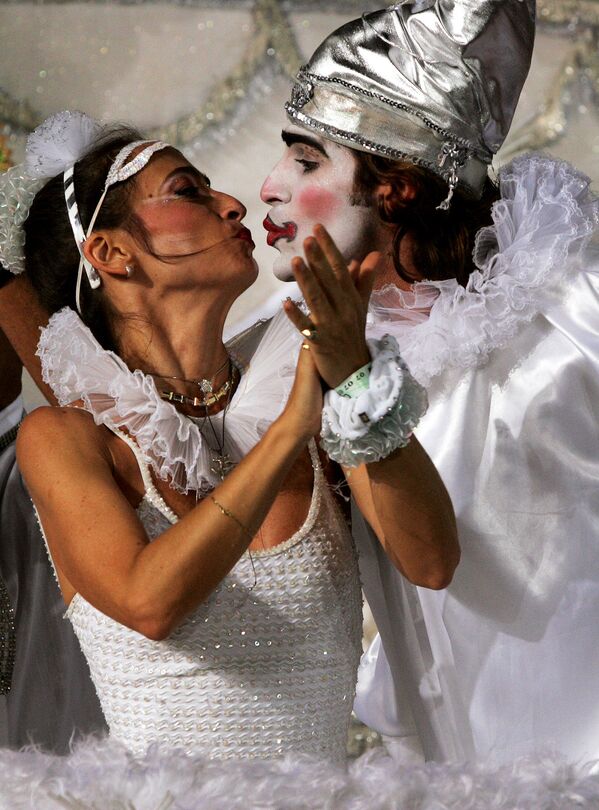 Целующаяся пара на карнавале в Рио-де-Жанейро, 2005 год - Sputnik Таджикистан