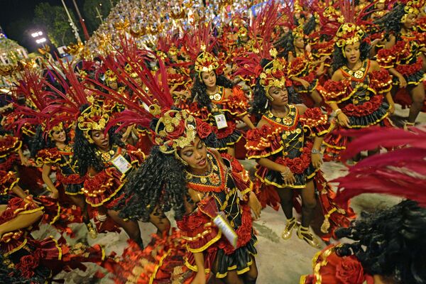 Танцоры из школы самбо Beija Flor на карнавале в Рио-де-Жанейро, Бразилия - Sputnik Таджикистан