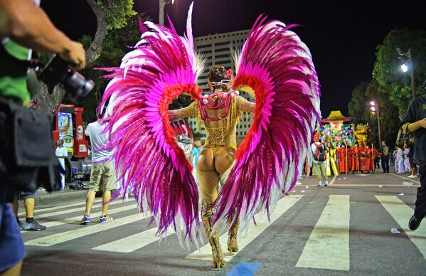Танцовщица перед началом парада в Рио-де-Жанейро, Бразилия - Sputnik Таджикистан