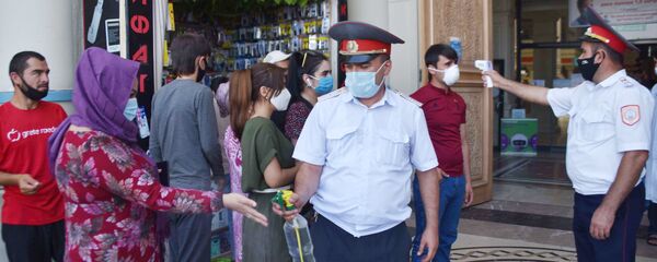 Сотрудники милиции проверяют температуру у посетителей рынка - Sputnik Тоҷикистон