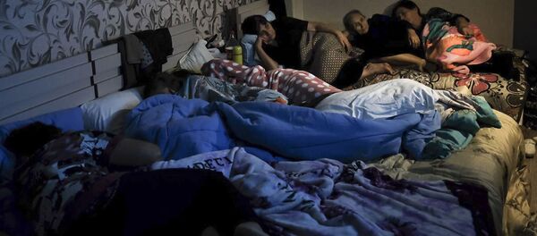 Люди в бомбоубежище в Нагорном Карабахе  - Sputnik Тоҷикистон