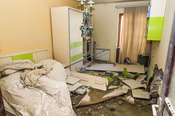 Разрушенная после обстрела квартира в Степанакерте, Нагорно-Карабахской Республике - Sputnik Тоҷикистон
