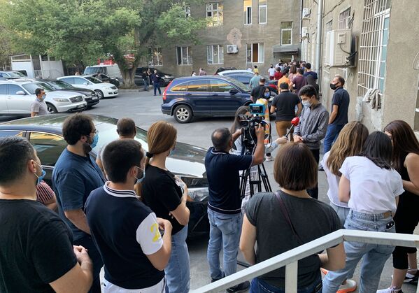 Люди выстроились в очередь у гематологического центра имени Р. Йоляна для сдачи крови - Sputnik Тоҷикистон