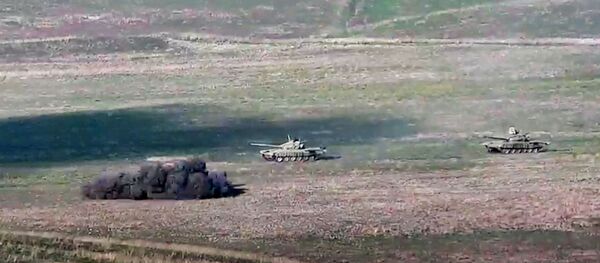 Армянская армия уничтожает азербайджанские танки на линии соприкосновения Нагорно-Карабахской Республики - Sputnik Тоҷикистон