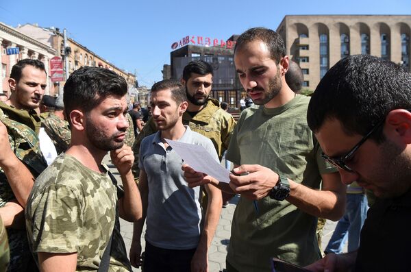 Добровольцы собираются в Ереване после того, как власти Армении объявили военное положение и объявили мобилизацию  - Sputnik Таджикистан