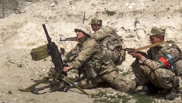 Азербайджанские солдаты стреляют из миномета по линии соприкосновения самопровозглашенной Нагорно-Карабахской Республики - Sputnik Тоҷикистон