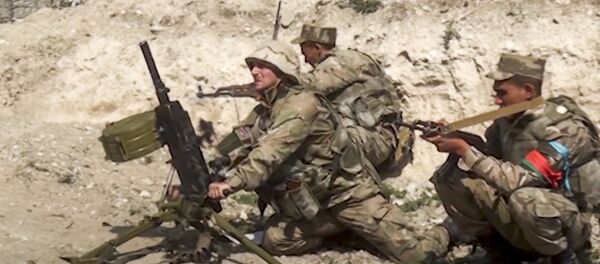 Азербайджанские солдаты стреляют из миномета по линии соприкосновения самопровозглашенной Нагорно-Карабахской Республики - Sputnik Тоҷикистон