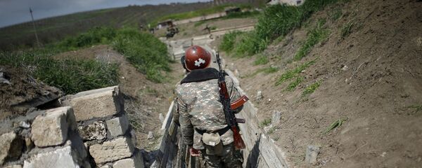 Этнические армяне идут в окоп на своей позиции у границы Нагорного Карабаха, архивное фото - Sputnik Таджикистан