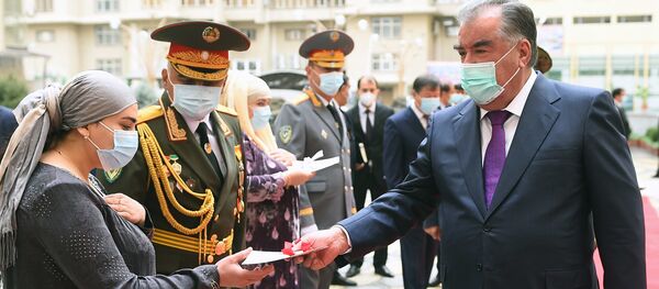 Рахмон подарил квартиры работникам погранслужбы РТ - Sputnik Тоҷикистон